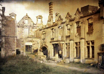 De ruïnes van het kasteel na de terugtocht van de Duitsers, Noyon, Oise, Frankrijk, 1917